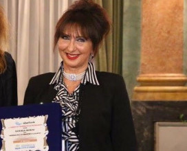 Daniela Musini con la targa del Premio Internazionalee Letteratura Città di Como